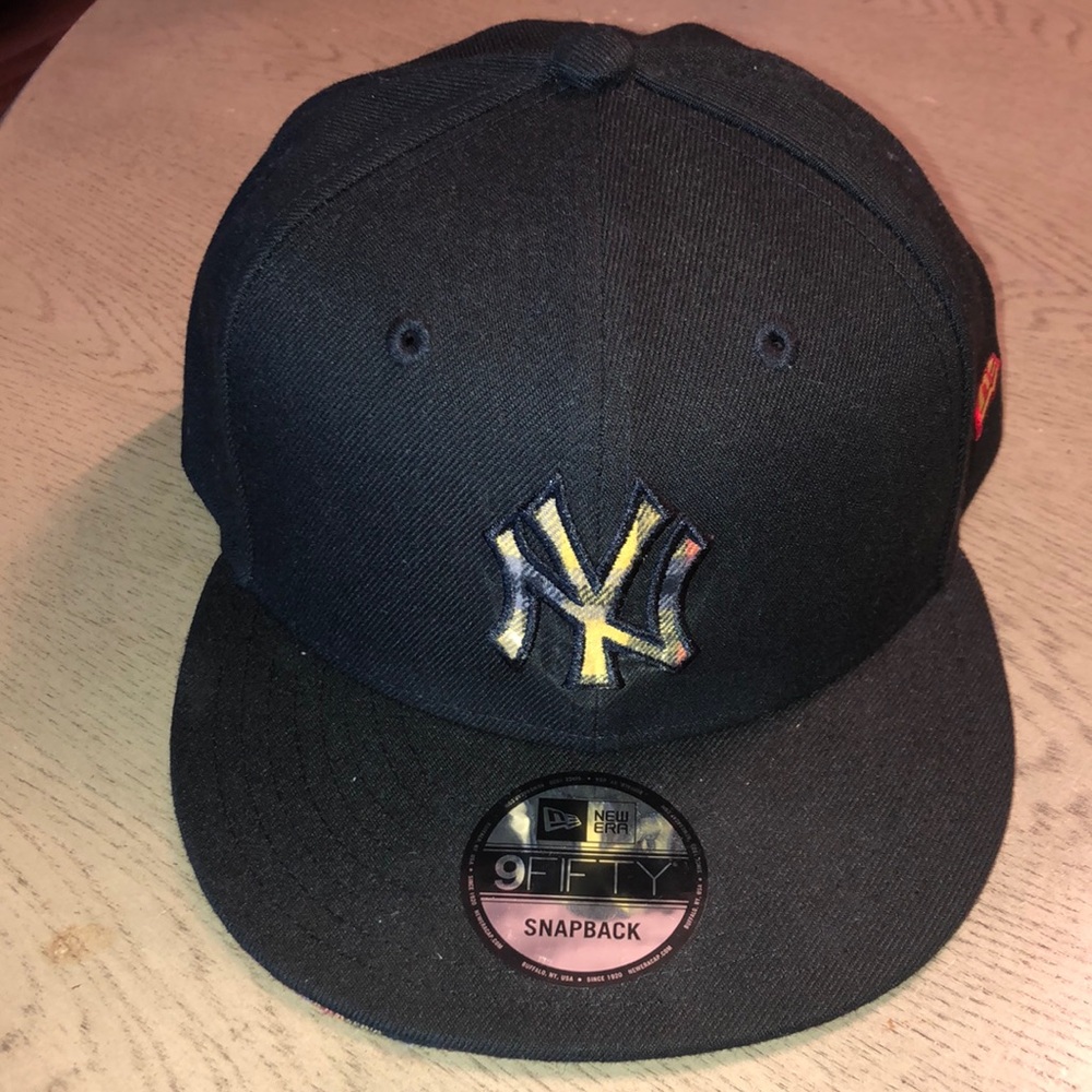 New Era Yankees SnapBack. Black With Plaid Print